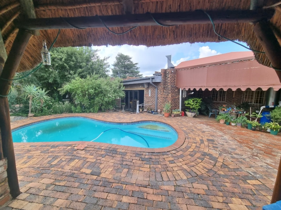 5 Bedroom Property for Sale in Vaaloewer Gauteng