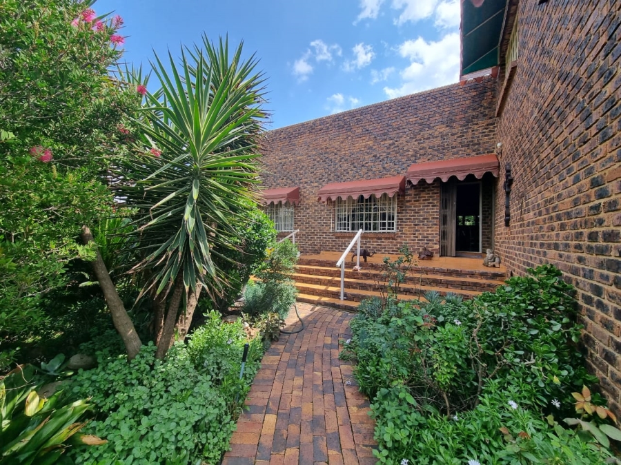 5 Bedroom Property for Sale in Vaaloewer Gauteng