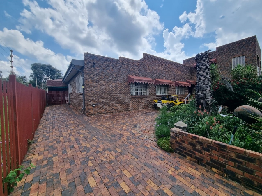 5 Bedroom Property for Sale in Vaaloewer Gauteng