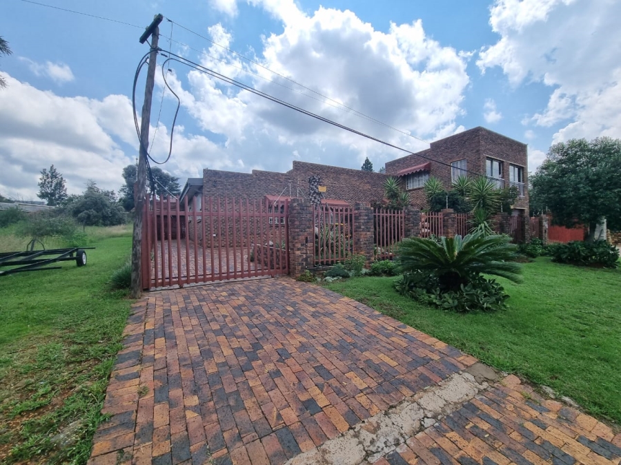 5 Bedroom Property for Sale in Vaaloewer Gauteng