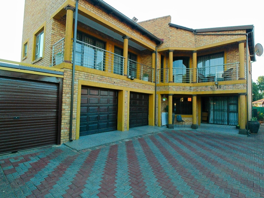5 Bedroom Property for Sale in The Orchards Gauteng