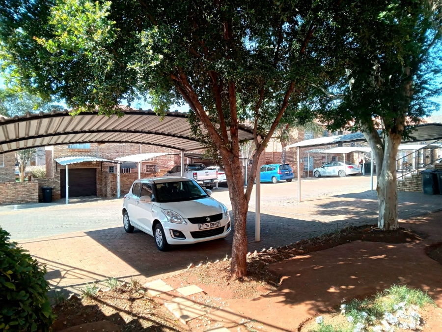 To Let 2 Bedroom Property for Rent in Little Falls Gauteng