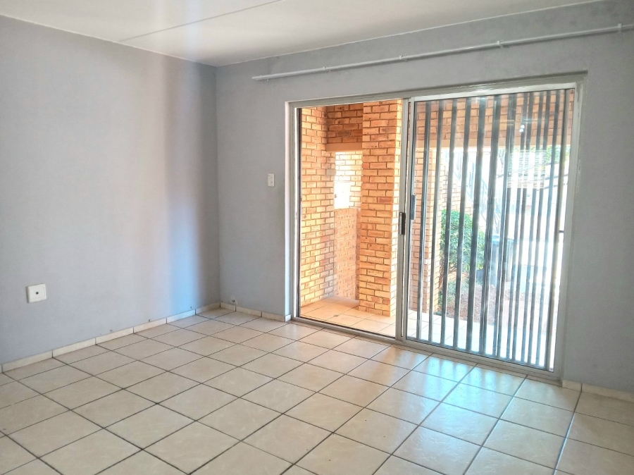 To Let 2 Bedroom Property for Rent in Little Falls Gauteng