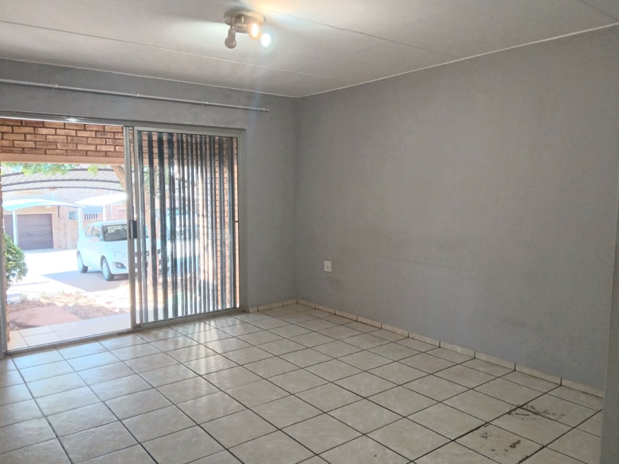 To Let 2 Bedroom Property for Rent in Little Falls Gauteng