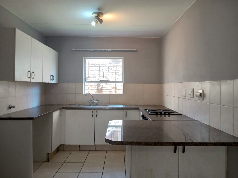 To Let 2 Bedroom Property for Rent in Little Falls Gauteng