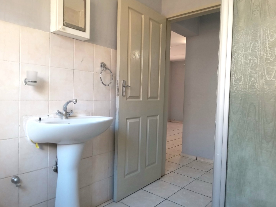 To Let 2 Bedroom Property for Rent in Little Falls Gauteng