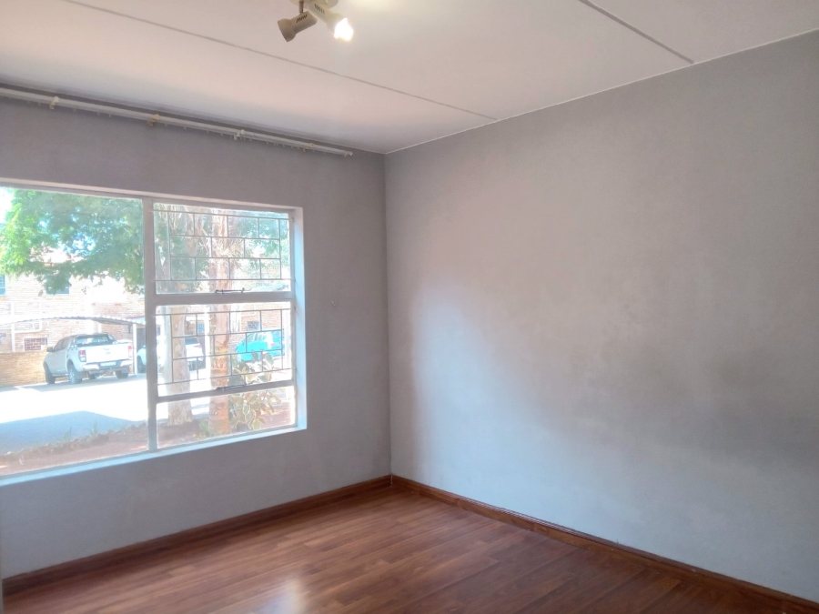 To Let 2 Bedroom Property for Rent in Little Falls Gauteng