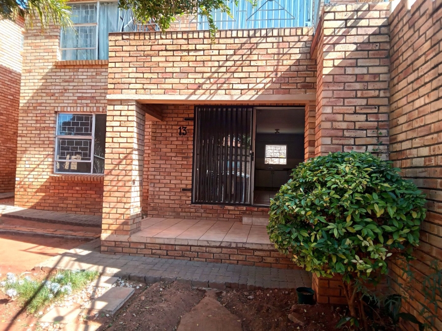 To Let 2 Bedroom Property for Rent in Little Falls Gauteng