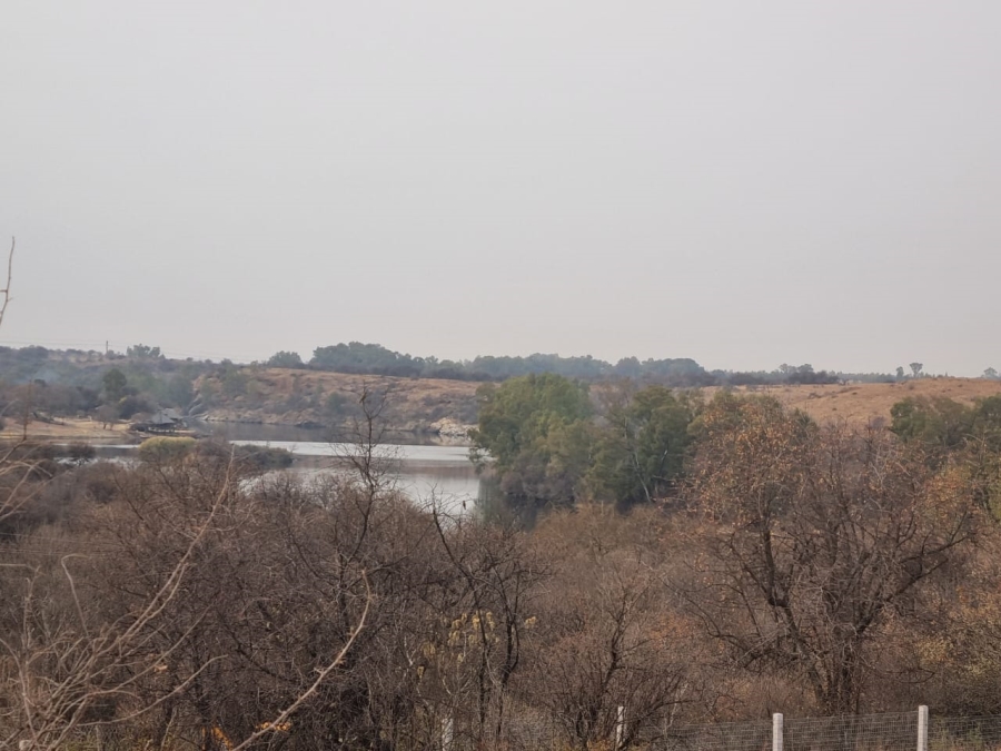  Bedroom Property for Sale in Vaaloewer Gauteng