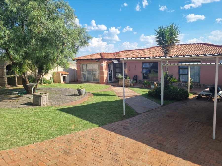 4 Bedroom Property for Sale in Vaaloewer Gauteng