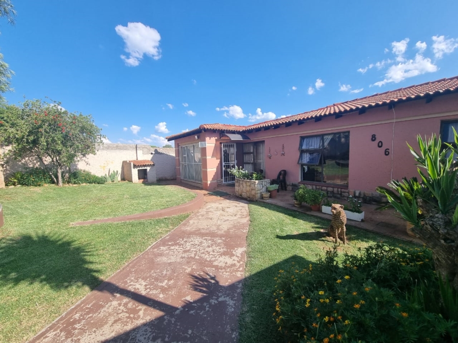 4 Bedroom Property for Sale in Vaaloewer Gauteng