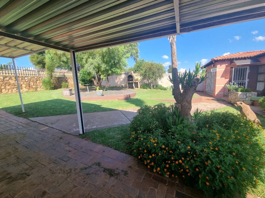 4 Bedroom Property for Sale in Vaaloewer Gauteng