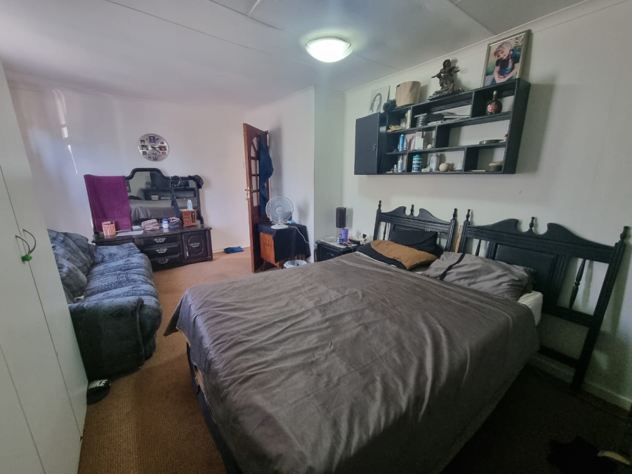 4 Bedroom Property for Sale in Vaaloewer Gauteng