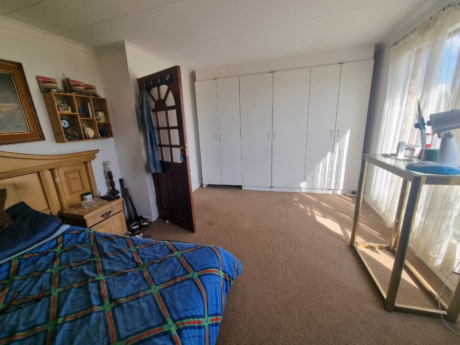 4 Bedroom Property for Sale in Vaaloewer Gauteng