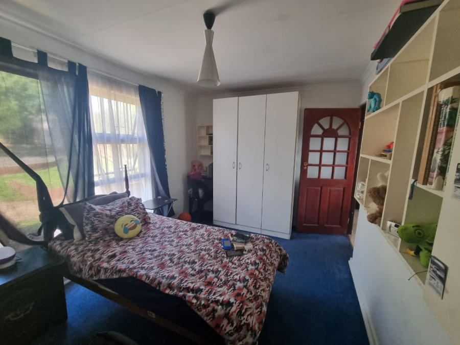 4 Bedroom Property for Sale in Vaaloewer Gauteng