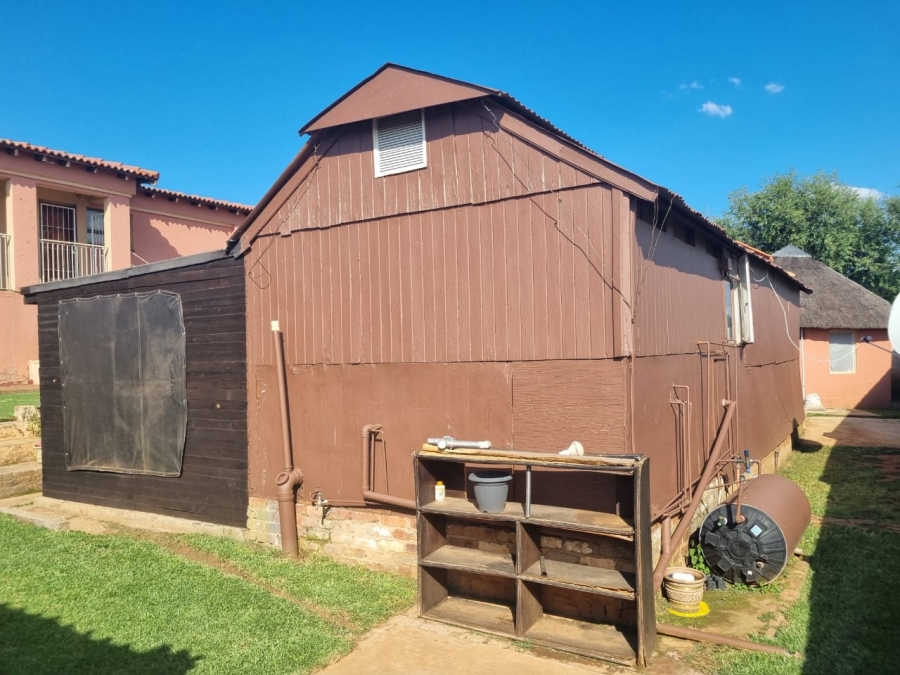 4 Bedroom Property for Sale in Vaaloewer Gauteng
