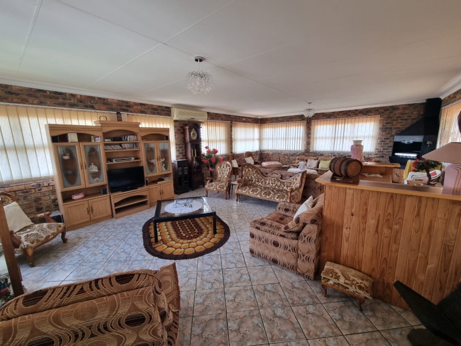 4 Bedroom Property for Sale in Vaaloewer Gauteng