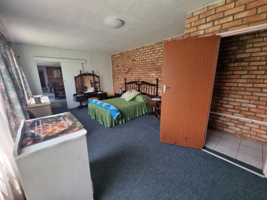 4 Bedroom Property for Sale in Vaaloewer Gauteng