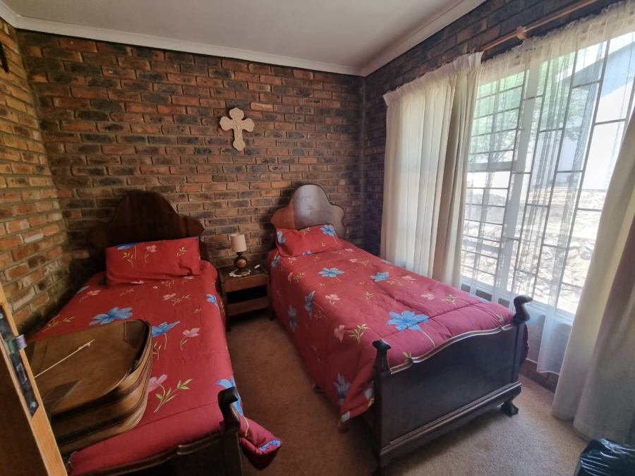 4 Bedroom Property for Sale in Vaaloewer Gauteng