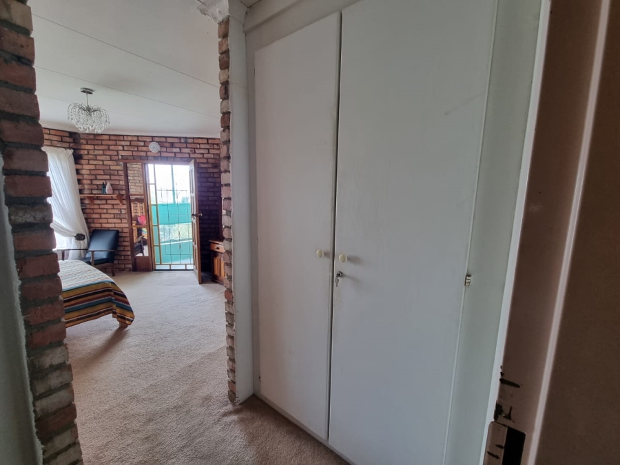 4 Bedroom Property for Sale in Vaaloewer Gauteng