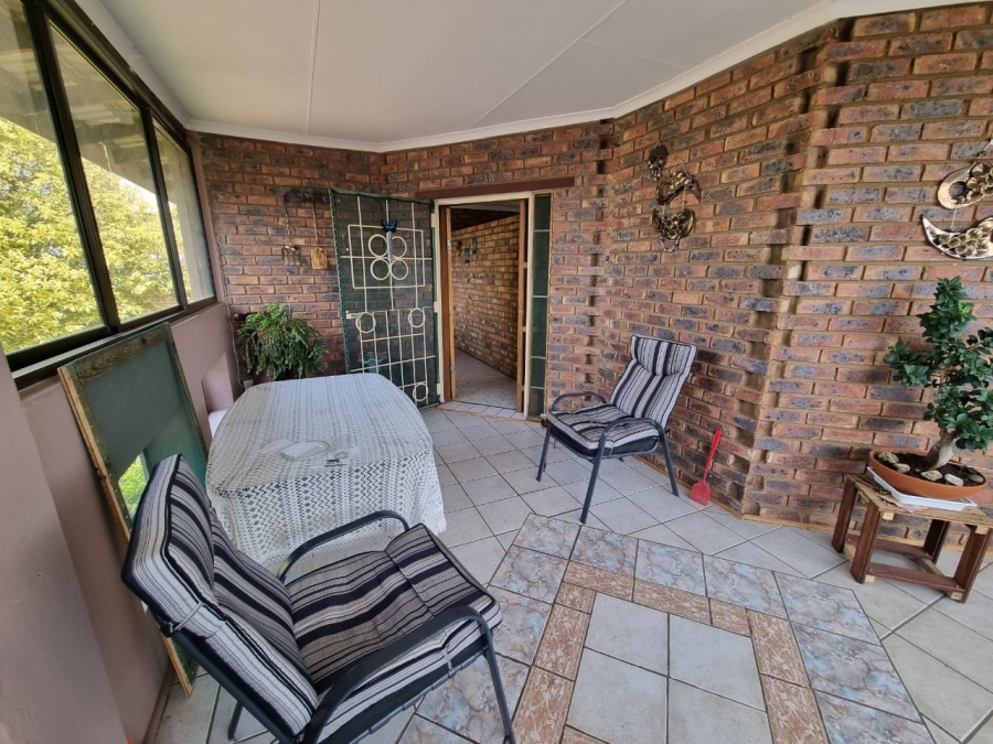 4 Bedroom Property for Sale in Vaaloewer Gauteng