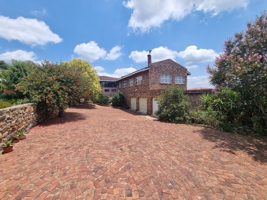 4 Bedroom Property for Sale in Vaaloewer Gauteng