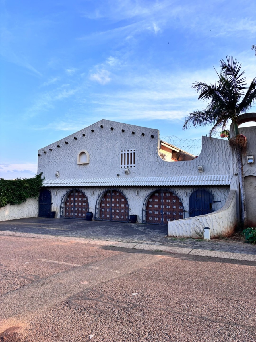 6 Bedroom Property for Sale in Laudium Gauteng