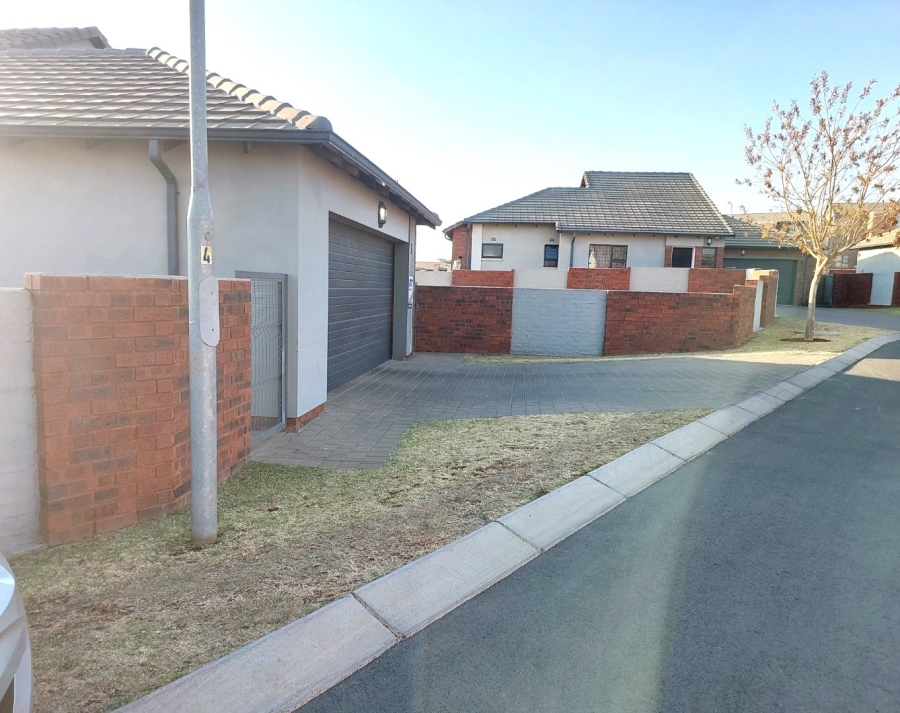 3 Bedroom Property for Sale in Rooihuiskraal North Gauteng