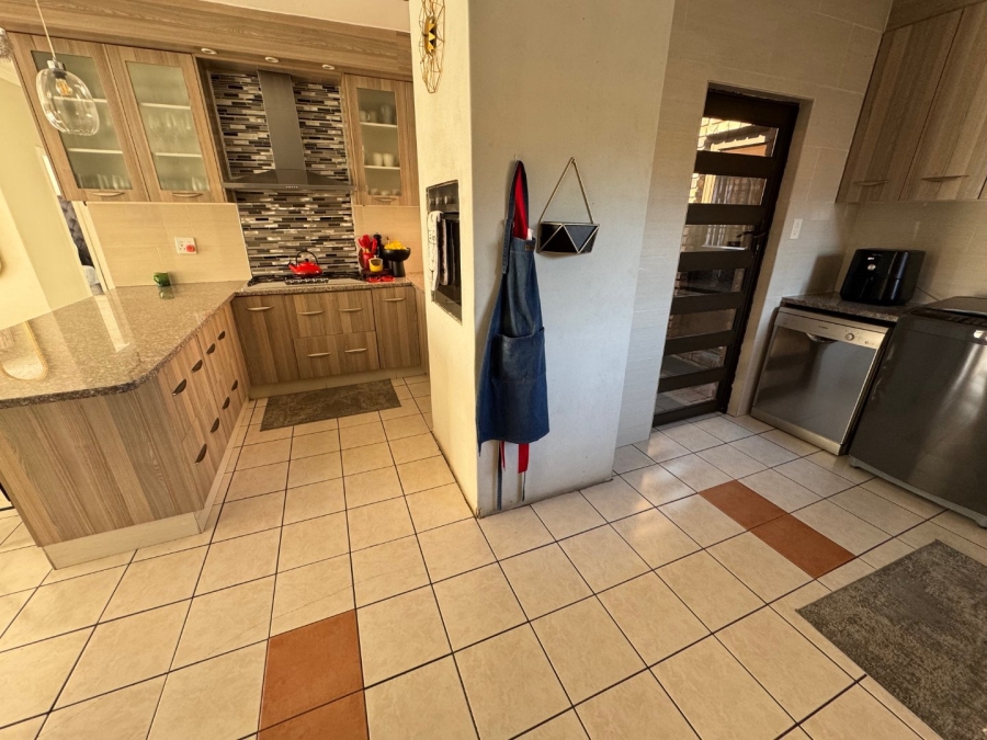 4 Bedroom Property for Sale in Birchleigh North Gauteng