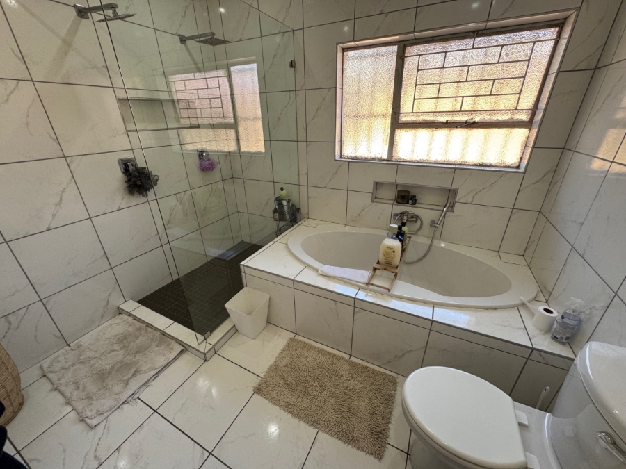 4 Bedroom Property for Sale in Birchleigh North Gauteng