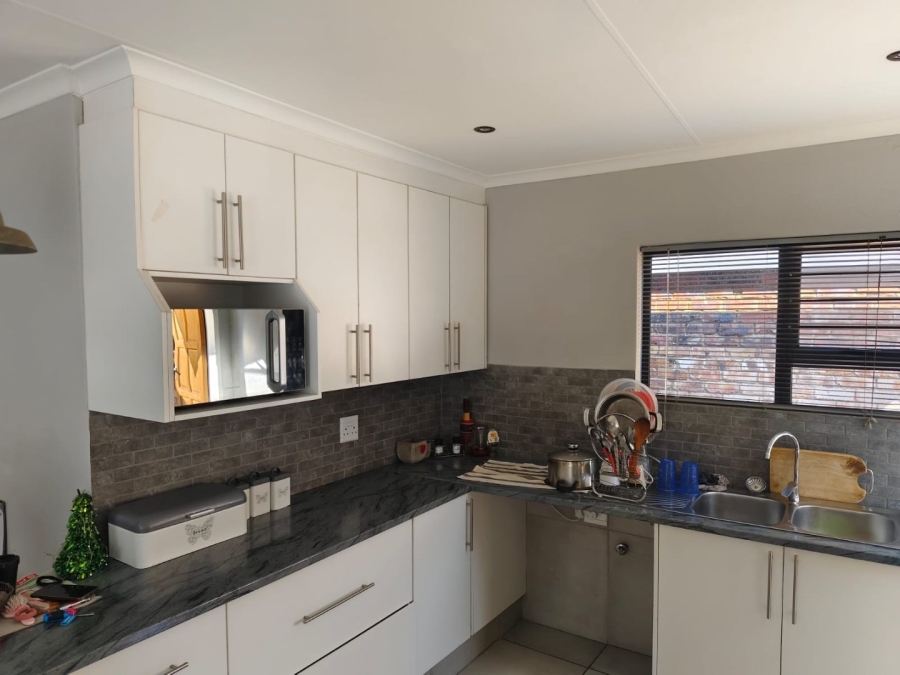 To Let 2 Bedroom Property for Rent in Witfield Gauteng
