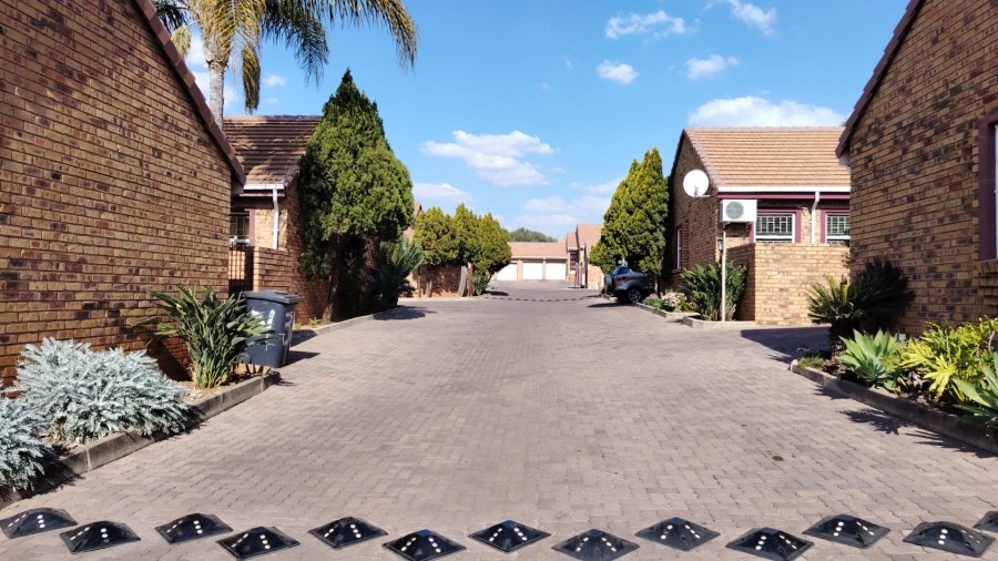 2 Bedroom Property for Sale in Amberfield Crest Estate Gauteng