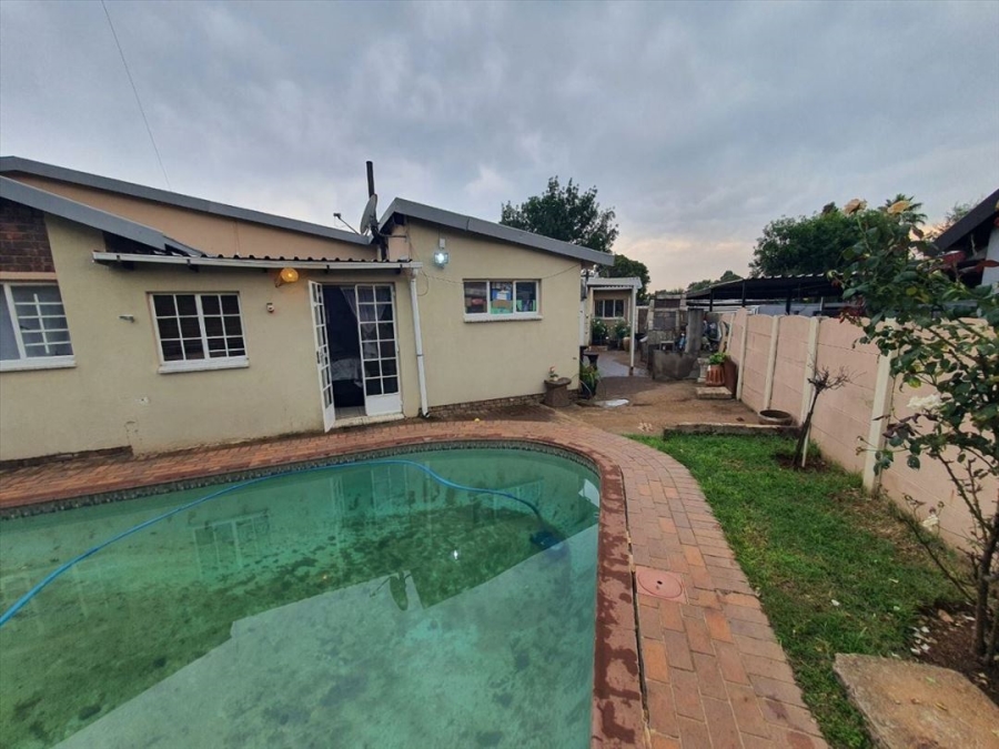 5 Bedroom Property for Sale in Bonaero Park Gauteng