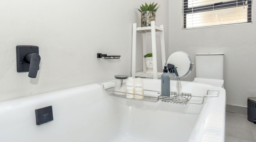 To Let 2 Bedroom Property for Rent in Bryanston Gauteng