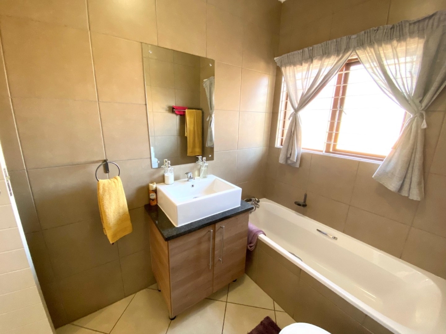 3 Bedroom Property for Sale in Monavoni Gauteng