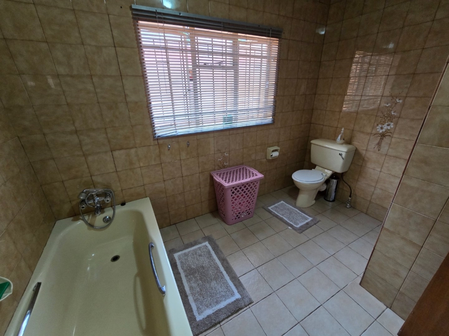 5 Bedroom Property for Sale in Karenpark Gauteng