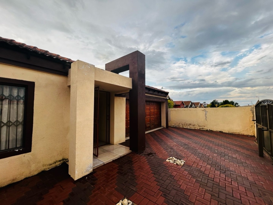 3 Bedroom Property for Sale in Nkwe Estate Gauteng