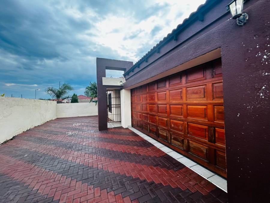 3 Bedroom Property for Sale in Nkwe Estate Gauteng