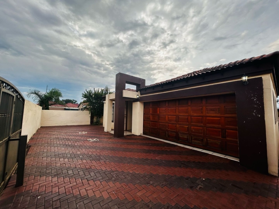 3 Bedroom Property for Sale in Nkwe Estate Gauteng