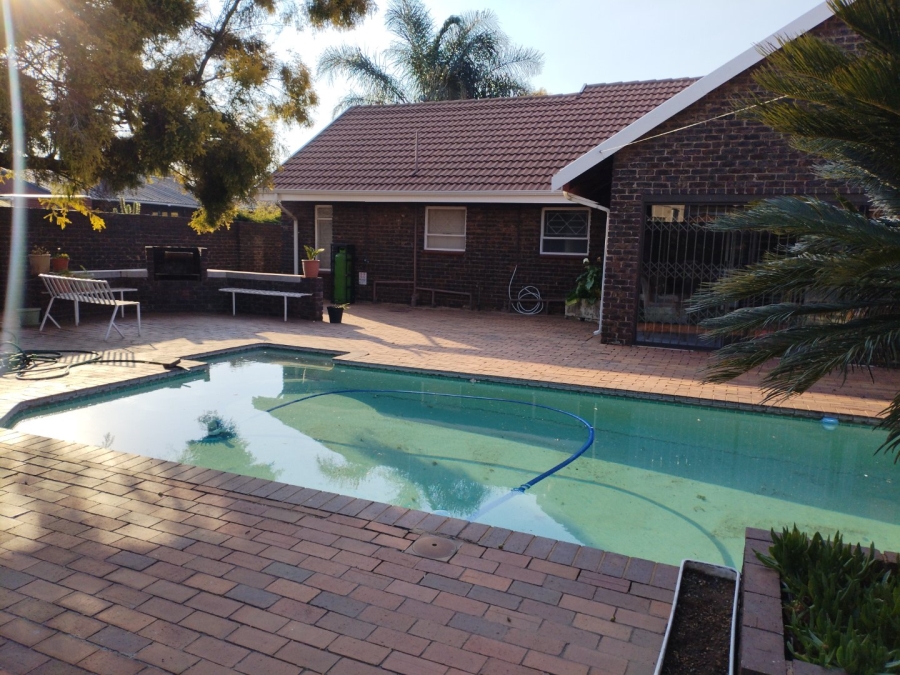 3 Bedroom Property for Sale in Daggafontein Gauteng