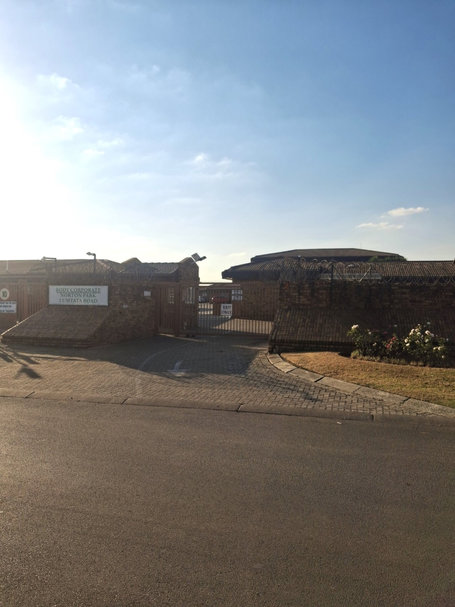 2 Bedroom Property for Sale in Brentwood Park AH Gauteng
