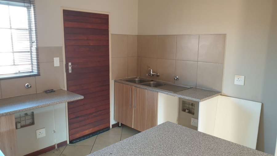 2 Bedroom Property for Sale in Monavoni Gauteng
