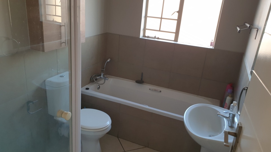 2 Bedroom Property for Sale in Monavoni Gauteng