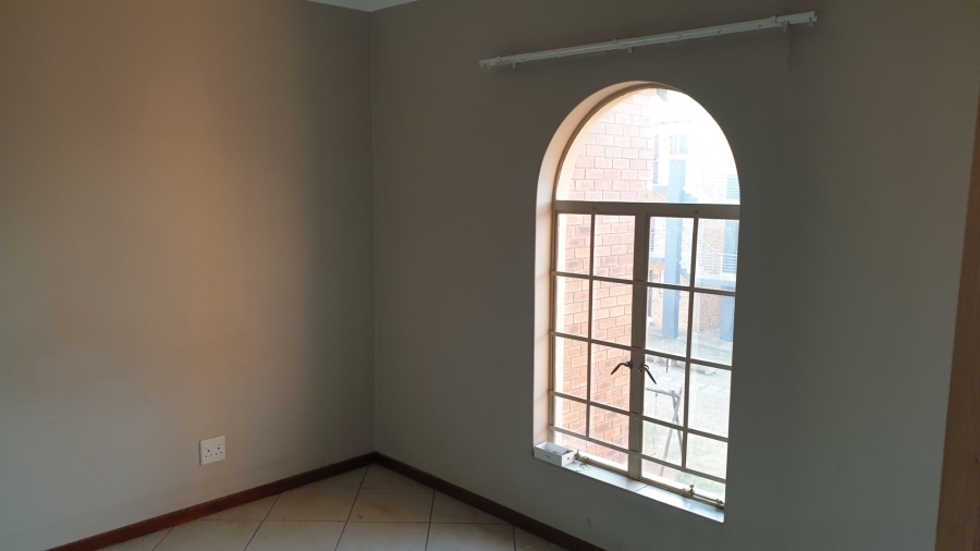 2 Bedroom Property for Sale in Monavoni Gauteng