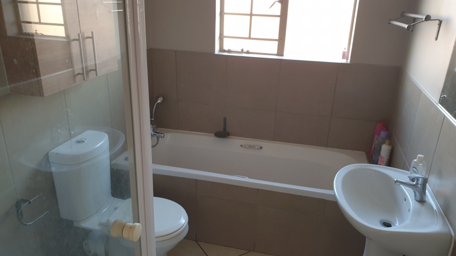 2 Bedroom Property for Sale in Monavoni Gauteng