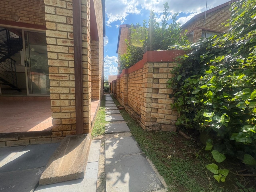2 Bedroom Property for Sale in Wilgeheuwel Gauteng