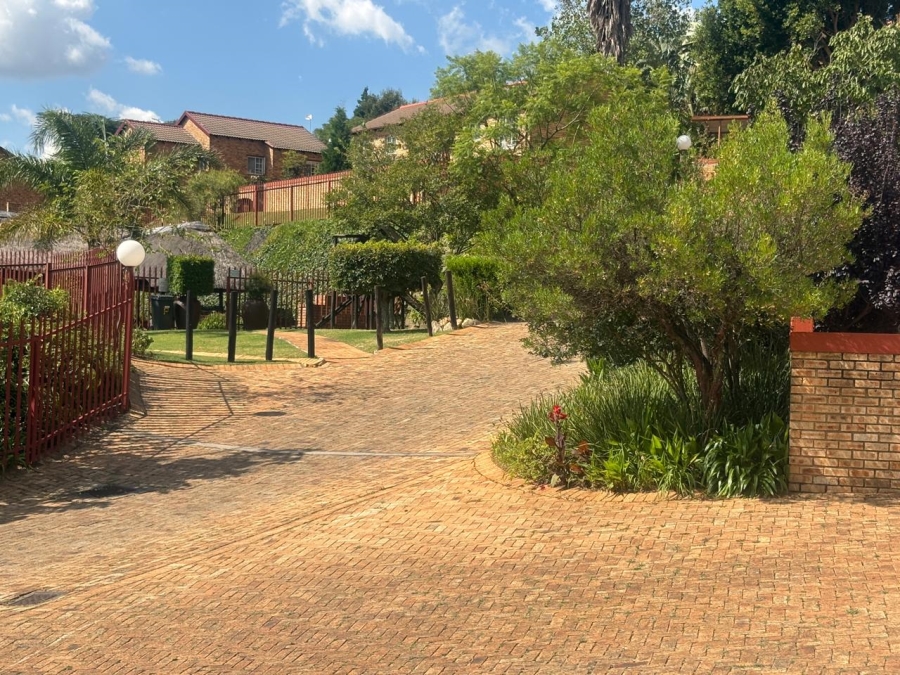 2 Bedroom Property for Sale in Wilgeheuwel Gauteng