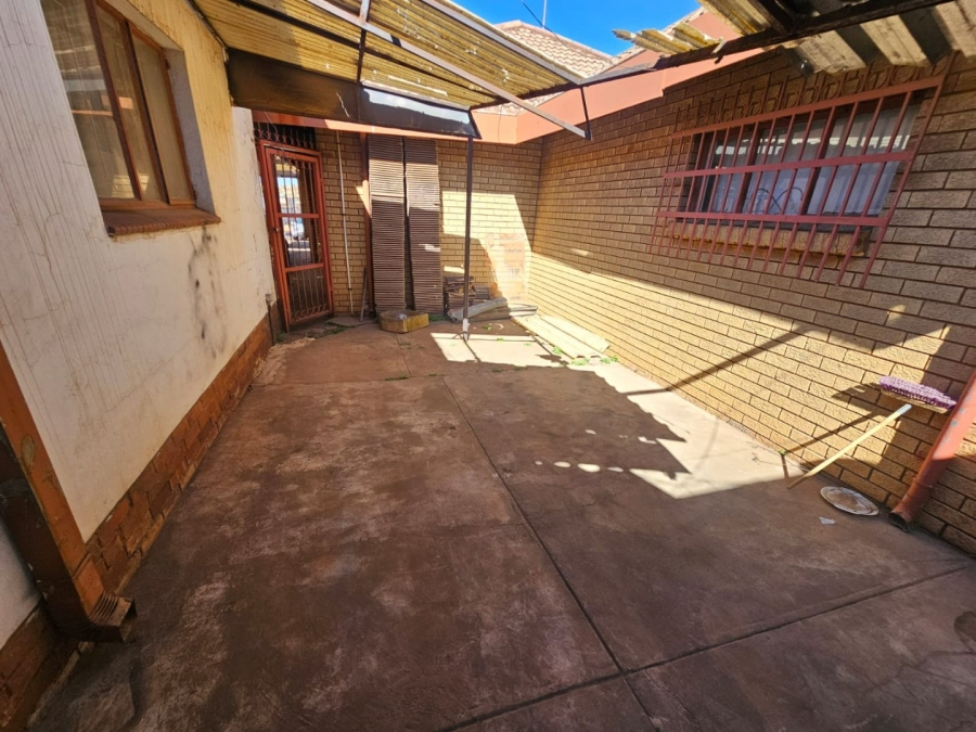 4 Bedroom Property for Sale in Laudium Gauteng