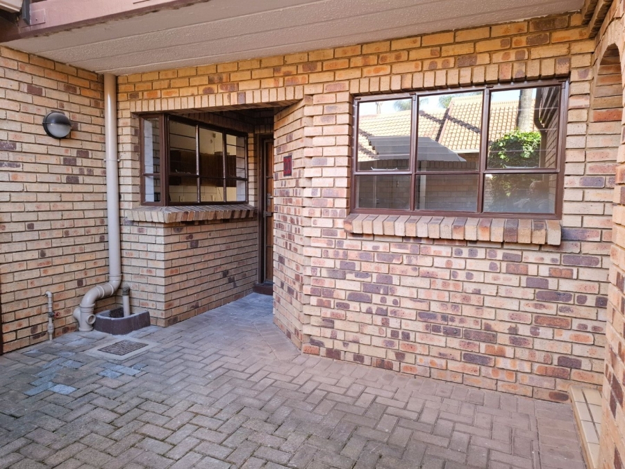 To Let 2 Bedroom Property for Rent in Garsfontein Gauteng