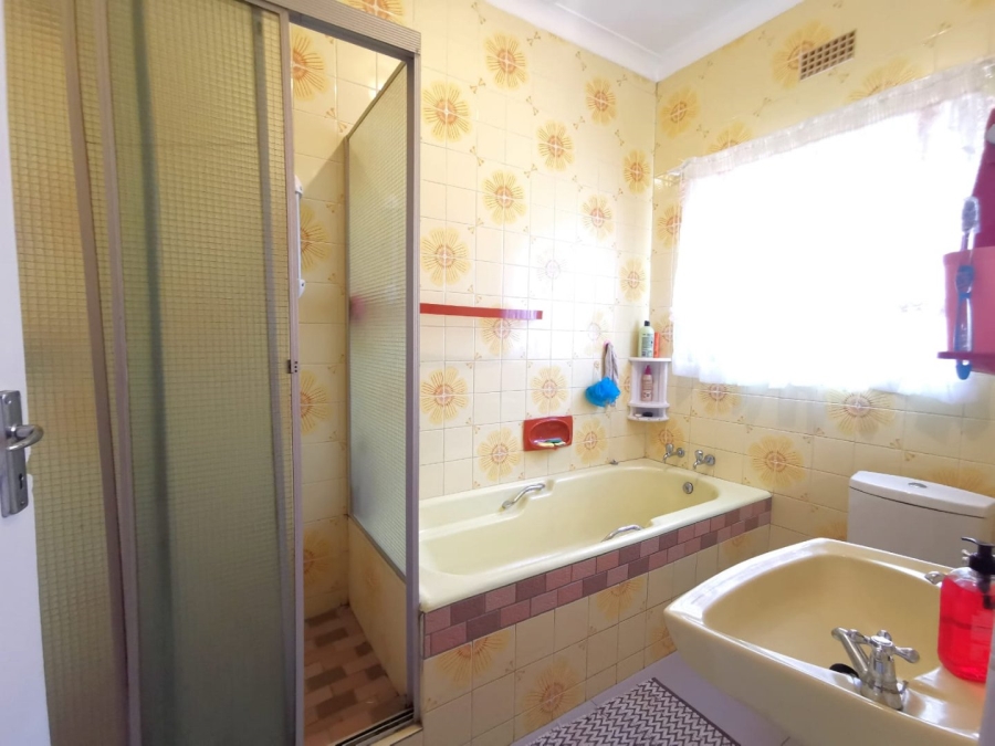 4 Bedroom Property for Sale in Mondeor Gauteng